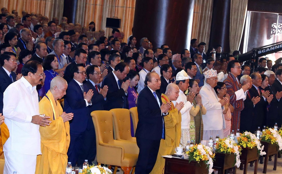 Thủ tướng Nguyễn Xuân Phúc với các đại biểu dự Lễ khai mạc Đại lễ Vesak 2019. (Ảnh: Thống Nhất/TTXVN)