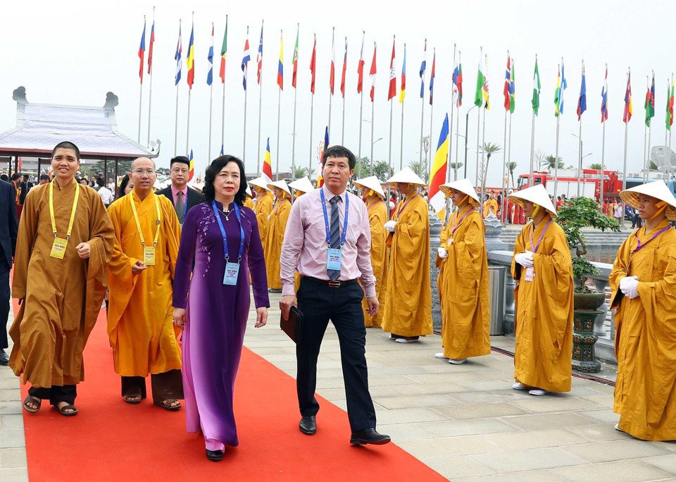 Phó Bí thư thường trực Thành ủy Hà Nội Ngô Thị Thanh Hằng tới dự lễ khai mạc. (Ảnh: Thống Nhất/TTXVN)