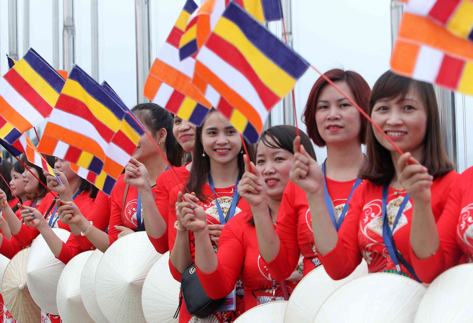 Các tăng ni, phật tử tại hội trường chính của Trung tâm Văn hóa Phật giáo Tam Chúc trước giờ khai mạc Đại lễ Vesak 2019. (Ảnh: TTXVN)