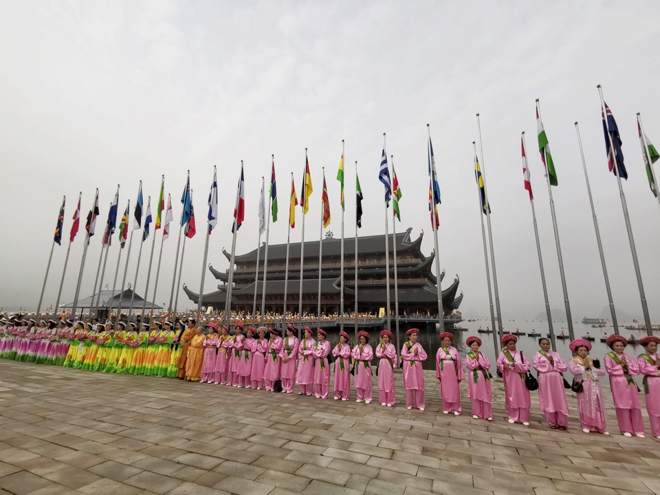 Đoàn Phật tử Cửu Long chuẩn bị đón đại biểu trước giờ khai mạc. (Ảnh: Thành Đạt/TTXVN)