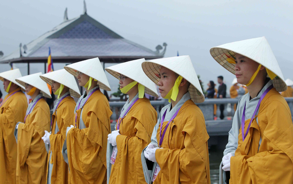 Các tăng ni, phật tử tại hội trường chính của Trung tâm Văn hóa Phật giáo Tam Chúc trước giờ khai mạc Đại lễ Vesak 2019. (Ảnh: TTXVN)