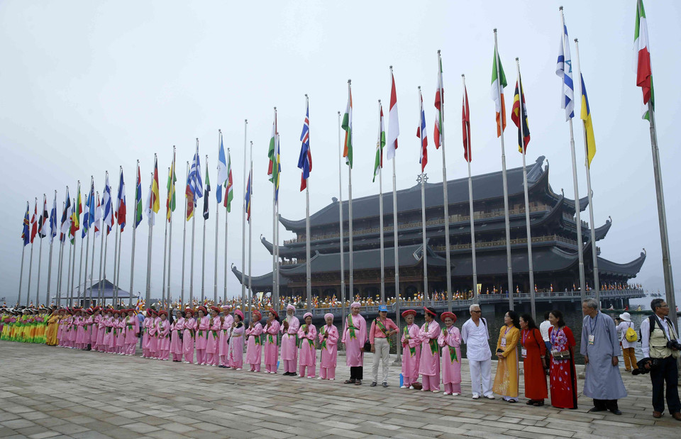Đoàn Phật tử Cửu Long chuẩn bị đón đại biểu trước giờ khai mạc. (Ảnh: Thành Đạt/TTXVN)