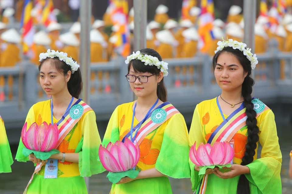 Đoàn Phật tử Cửu Long chuẩn bị đón đại biểu trước giờ khai mạc. (Ảnh: Thành Đạt/TTXVN)
