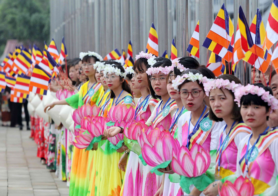 Các tăng ni, phật tử tại hội trường chính của Trung tâm Văn hóa Phật giáo Tam Chúc trước giờ khai mạc Đại lễ Vesak 2019. (Ảnh: TTXVN)