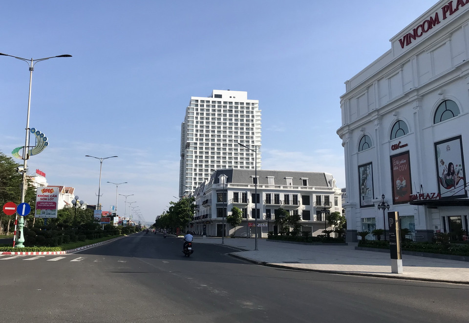 Sáng 27/6/2021 tuyến đường Hùng Vương thành phố Tuy Hòa, tỉnh Phú Yên đã trở nên vắng lặng. (Ảnh: Phạm Cường/TTXVN)