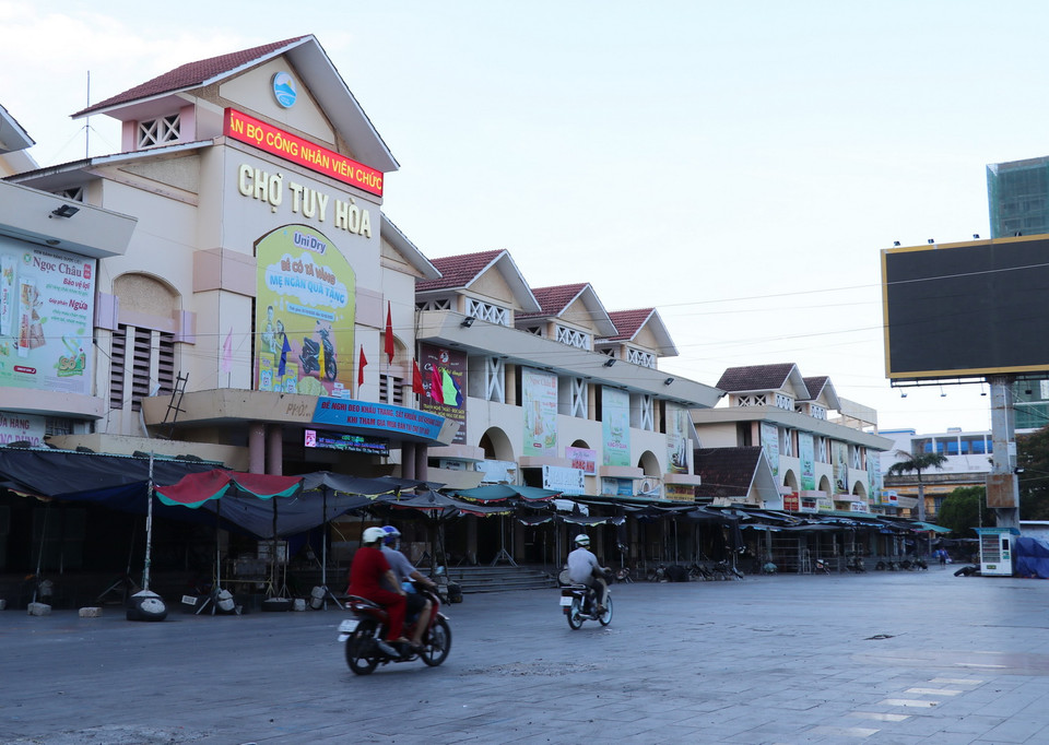 Các kiốt bán đồ dùng không thiết yếu tại chợ chính trung tâm thành phố Tuy Hòa, tỉnh Phú Yên đã đóng cửa. (Ảnh: Phạm Cường/TTXVN)