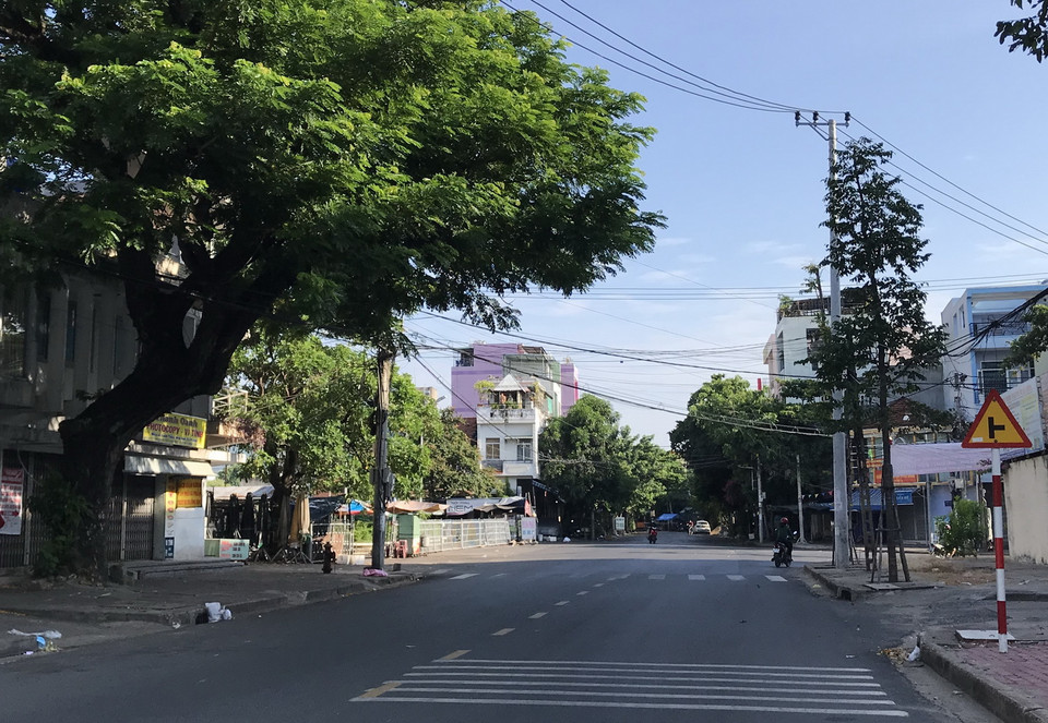 Một số tuyến phố trên địa bàn thành phố Tuy Hòa, tỉnh Phú Yên trở nên vắng lặng. (Ảnh: Phạm Cường/TTXVN)