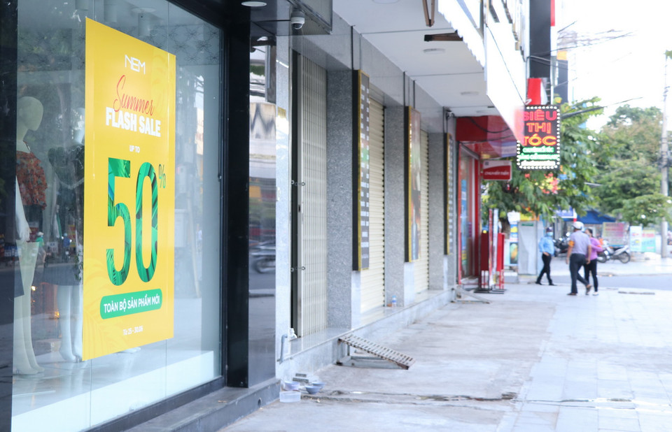 Các cửa hàng kinh doanh mặt hàng không thiết yếu ở thành phố Tuy Hòa chấp hành nghiêm quyết định giãn cách xã hội theo Chỉ thị 15. (Ảnh: Phạm Cường/TTXVN)