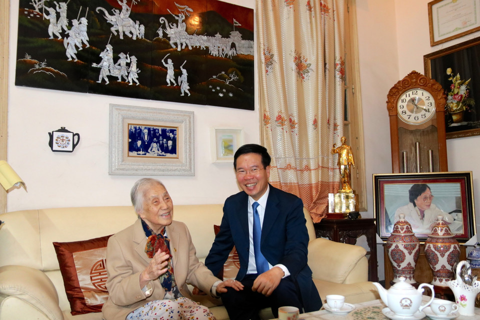 Ủy viên Bộ Chính trị, Bí thư Trung ương Đảng, Trưởng ban Tuyên giáo Trung ương Võ Văn Thưởng thăm, chúc mừng bà Nguyễn Thị Bình, nguyên Phó Chủ tịch nước, nguyên Bộ trưởng Bộ Giáo dục (1976-1987). (Ảnh: TTXVN phát)