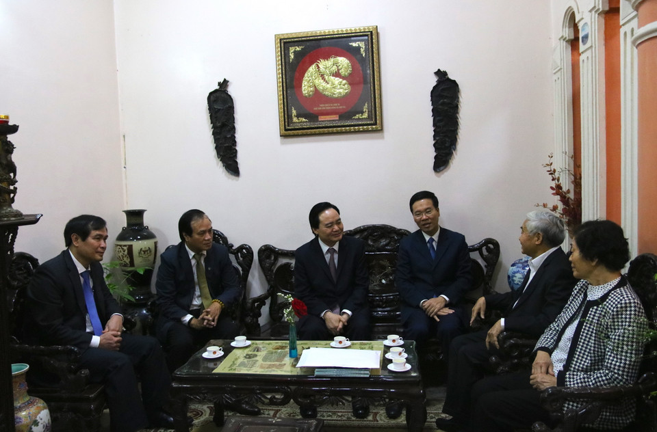 Ông Võ Văn Thưởng thăm, chúc mừng Giáo sư-viện sỹ, Nhà giáo Nhân dân Phạm Minh Hạc, nguyên Bộ trưởng Bộ Giáo dục (1987-1990). (Ảnh: TTXVN phát)
