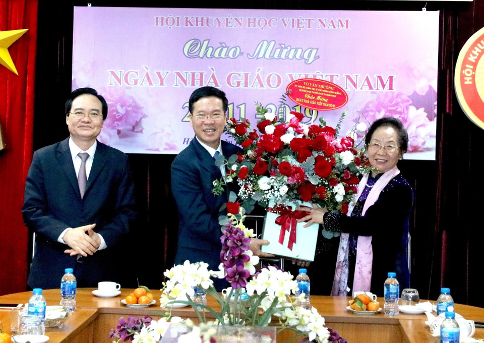Ông Võ Văn Thưởng thăm, chúc mừng Giáo sư-Tiến sỹ Nguyễn Thị Doan, nguyên Phó Chủ tịch nước, Chủ tịch Hội khuyến học Việt Nam. (Ảnh: TTXVN phát)