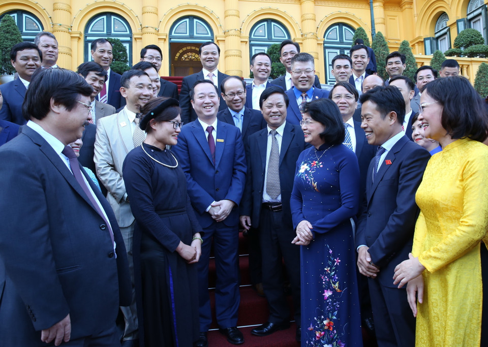 Phó Chủ tịch nước Đặng Thị Ngọc Thịnh với các đại biểu. (Ảnh: Dương Giang/TTXVN)