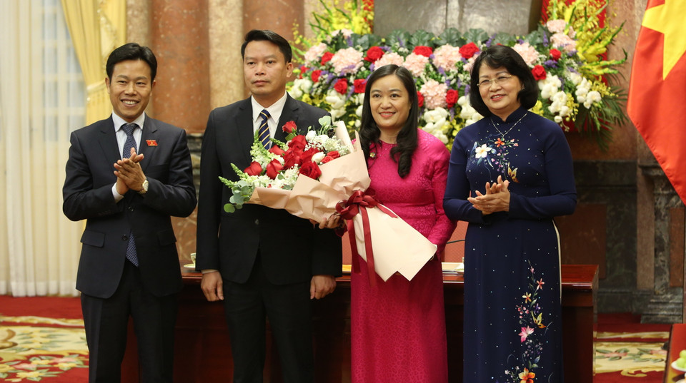 Phó Chủ tịch nước Đặng Thị Ngọc Thịnh tặng hoa chúc mừng các nhà giáo. (Ảnh: Dương Giang/TTXVN)