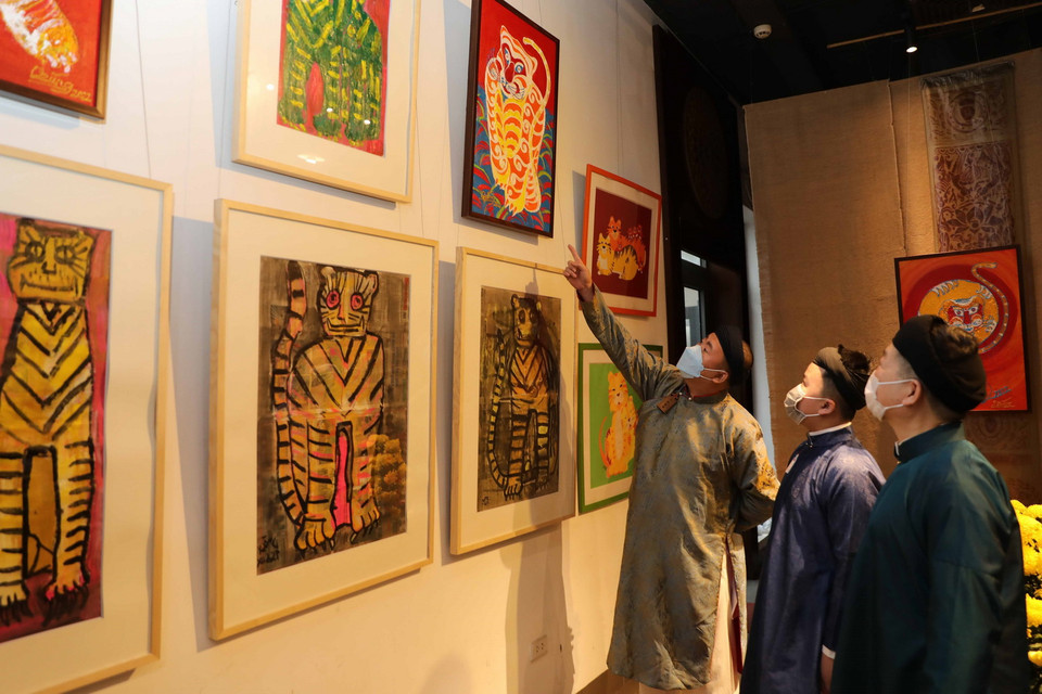 Khách tham quan triển lãm tranh. (Ảnh: Thanh Tùng/TTXVN)