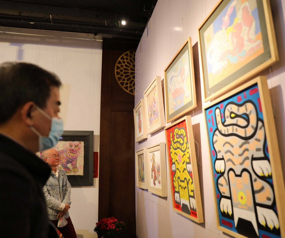 Khách tham quan triển lãm tranh. (Ảnh: Thanh Tùng/TTXVN)