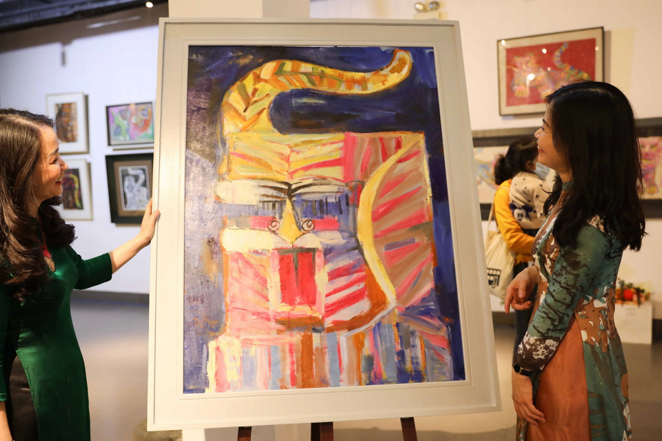 Khách tham quan triển lãm tranh "Hổ." (Ảnh: Thanh Tùng/TTXVN)