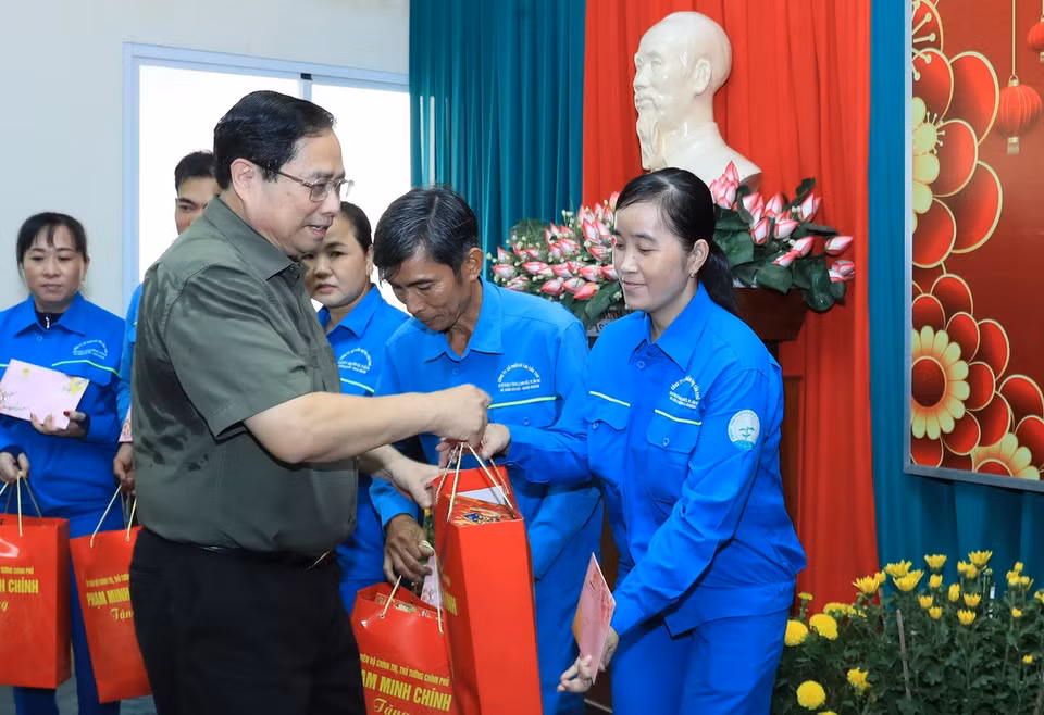 Thủ tướng Phạm Minh Chính tặng quà cán bộ, công nhân, người lao động Công ty Cổ phần Đô thị Cần Thơ. (Ảnh: Văn Điệp/TTXVN)
