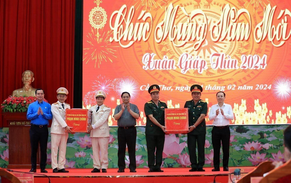 Thủ tướng Phạm Minh Chính tặng quà, chúc Tết Công an thành phố Cần Thơ. (Ảnh: Văn Điệp/TTXVN)