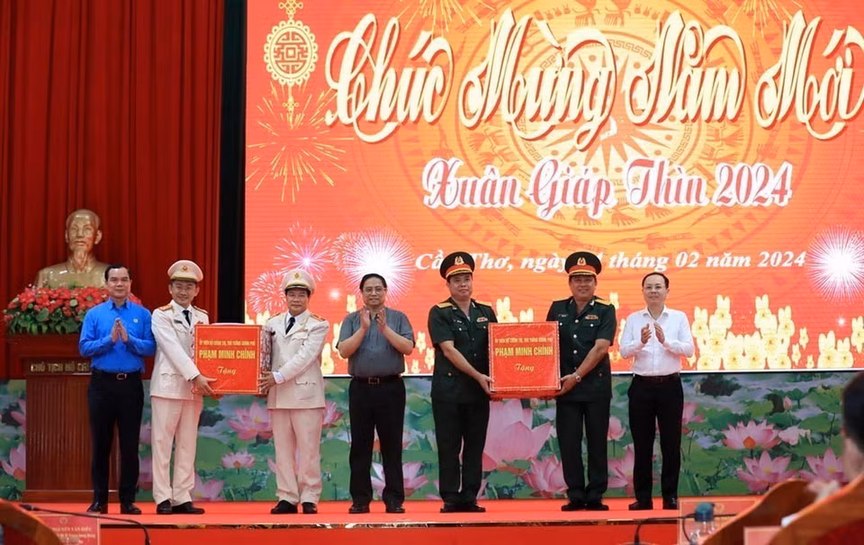 Thủ tướng Phạm Minh Chính tặng quà, chúc Tết Công an thành phố Cần Thơ. (Ảnh: Văn Điệp/TTXVN)