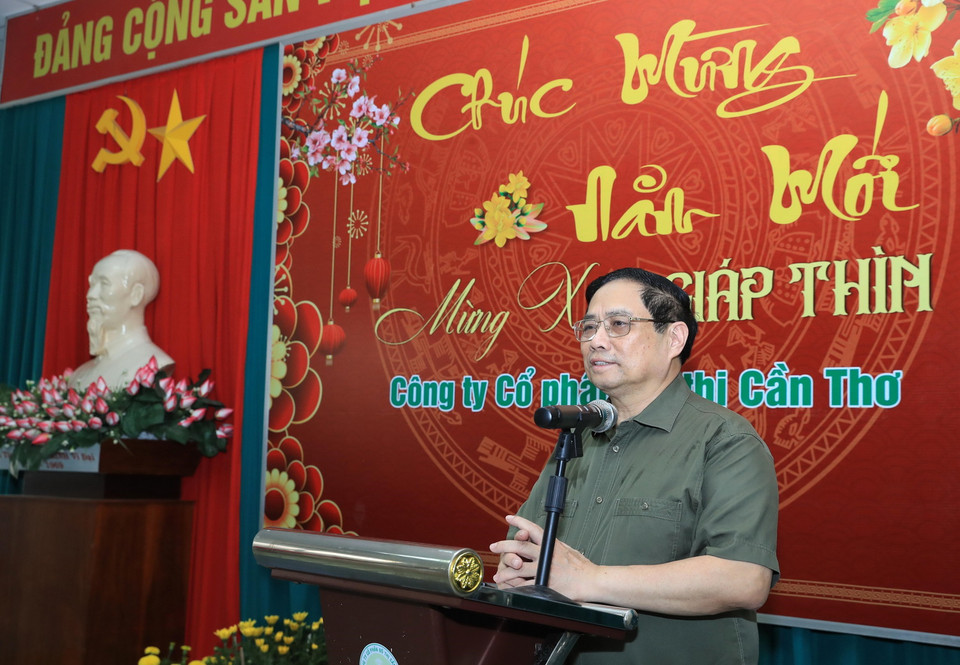 Thủ tướng Phạm Minh Chính chúc Tết, động viên cán bộ, công nhân, người lao động Công ty Cổ phần Đô thị Cần Thơ. (Ảnh: Văn Điệp/TTXVN)