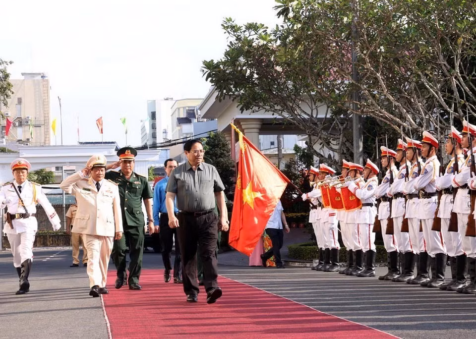 Thủ tướng Phạm Minh Chính duyệt đội danh dự Công an nhân dân thành phố Cần Thơ. (Ảnh: Văn Điệp/TTXVN)