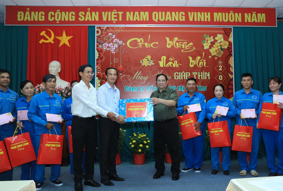 Thủ tướng Phạm Minh Chính tặng quà lãnh đạo, cán bộ, công nhân, người lao động Công ty Cổ phần Đô thị Cần Thơ. (Ảnh: Văn Điệp/TTXVN)