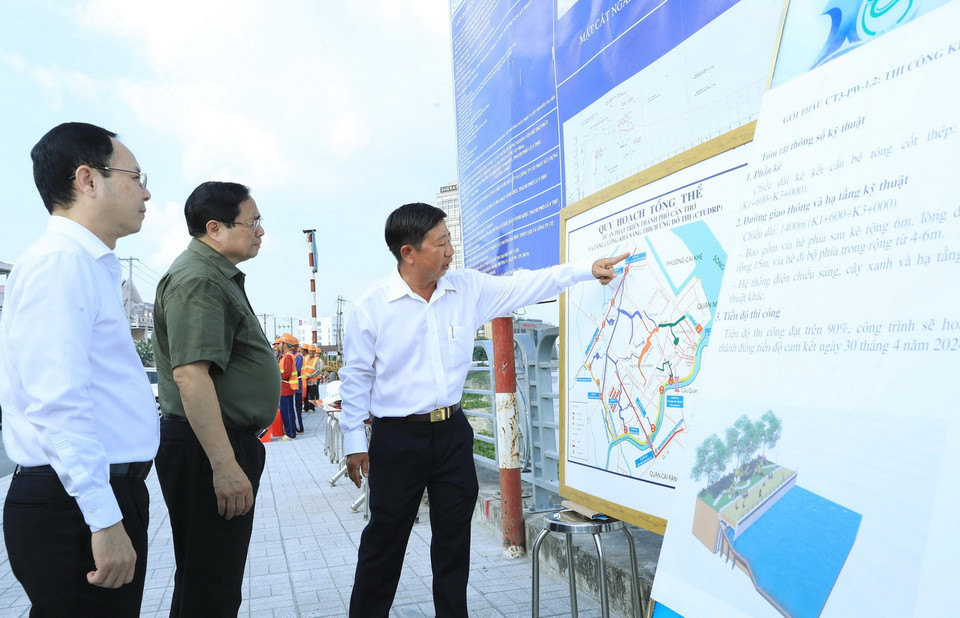 Thủ tướng Phạm Minh Chính nghe giới thiệu về Dự án phát triển thành phố Cần Thơ. (Ảnh: Văn Điệp/TTXVN)