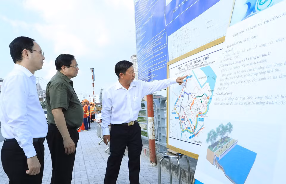 Thủ tướng Phạm Minh Chính nghe giới thiệu về Dự án phát triển thành phố Cần Thơ. (Ảnh: Văn Điệp/TTXVN)