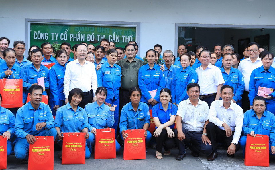 Thủ tướng Phạm Minh Chính chụp ảnh với lãnh đạo, cán bộ, công nhân, người lao động Công ty Cổ phần Đô thị Cần Thơ. (Ảnh: Văn Điệp/TTXVN)