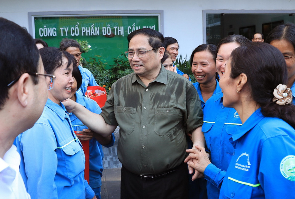 Thủ tướng Phạm Minh Chính chúc Tết, động viên cán bộ, công nhân, người lao động Công ty Cổ phần Đô thị Cần Thơ. (Ảnh: Văn Điệp/TTXVN)