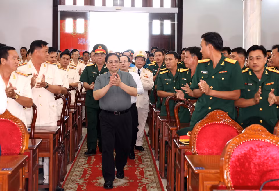 Thủ tướng Phạm Minh Chính thăm, chúc Tết Công an thành phố Cần Thơ. (Ảnh: Văn Điệp/TTXVN)