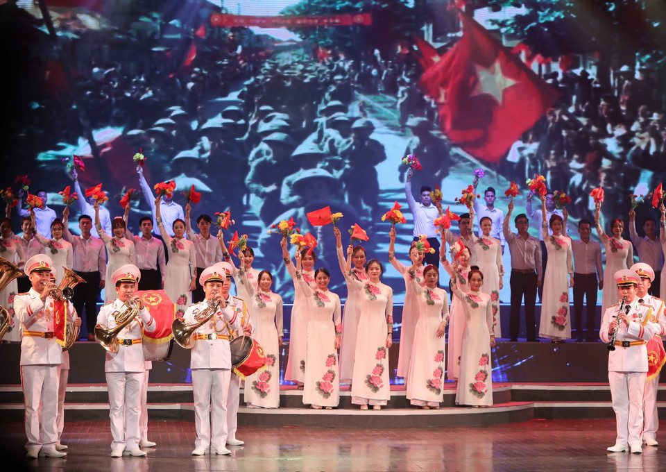 Một tiết mục trong chương trình nghệ thuật đặc biệt với chủ đề “Tổ quốc tôi chưa đẹp thế bao giờ.” (Ảnh: Thanh Tùng/TTXVN)