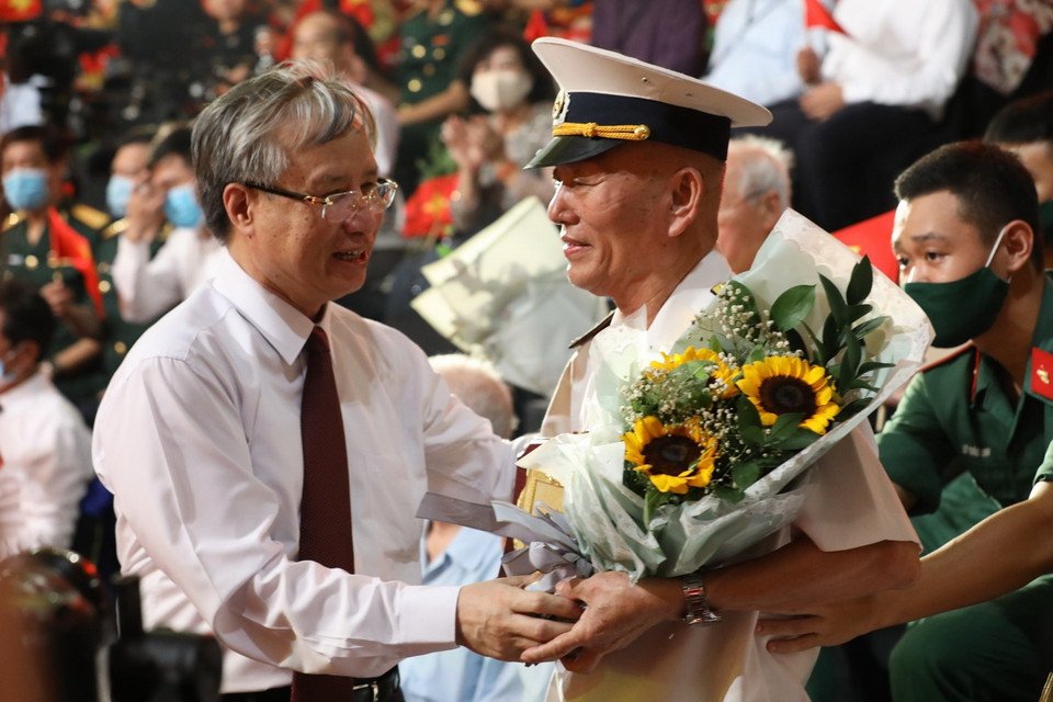 Thường trực Ban Bí thư Trần Quốc Vượng tặng Kỷ niệm chương 'Lời thề độc lập' cho các nhân chứng lịch sử. (Ảnh: Văn Điệp/TTXVN)