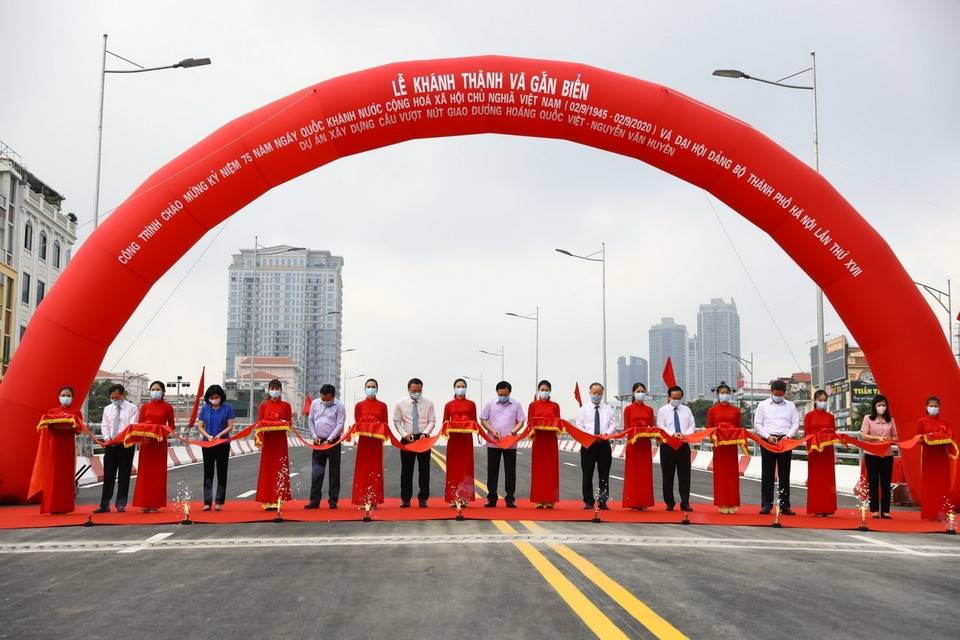 Ủy viên Bộ Chính trị, Bí thư Thành ủy Hà Nội Vương Đình Huệ và các đại biểu thực hiện nghi thức cắt băng khánh thành công trình. (Ảnh: Huy Hùng/TTXVN)