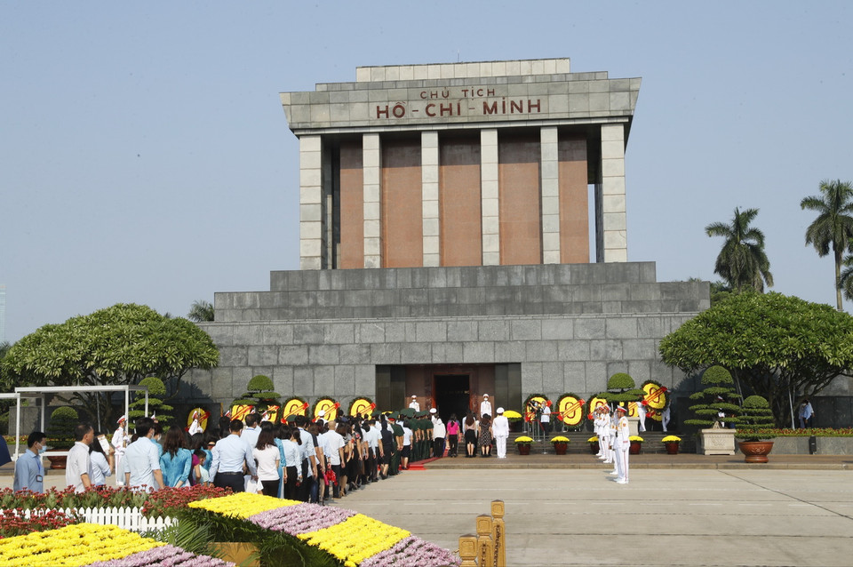 Nhân kỷ niệm 75 năm Quốc khánh 2/9 (2/9/1945-2/9/2020), Đoàn đại biểu các ộ, ban ngành ở Trung ương và thành phố Hà Nội cùng đông đảo các tầng lớp nhân dân đến đặt vòng hoa và vào Lăng viếng Chủ tịch Hồ Chí Minh. (Ảnh: Doãn Tấn/TTXVN)