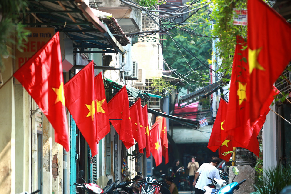 Nhiều phố, phường ở thủ đô Hà Nội được trang hoàng rực rỡ cờ, hoa, băngrôn chào mừng kỷ niệm 75 năm Quốc khánh 2/9. (Ảnh: Văn Điệp/TTXVN)