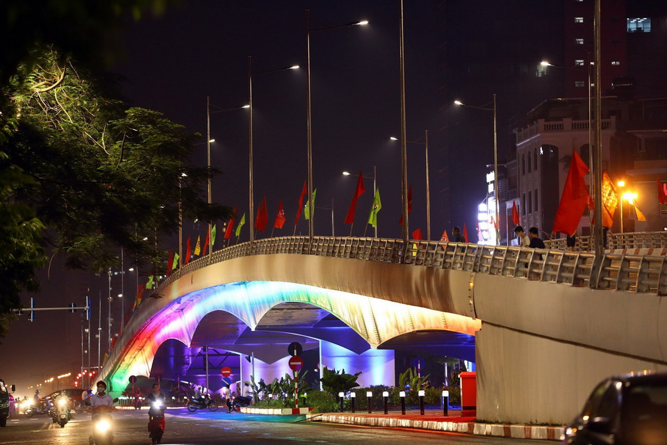 Cầu vượt nút giao đường Hoàng Quốc Việt - Nguyễn Văn Huyên được hoàn thành sau gần một năm thi công, góp phần từng bước hoàn thiện mạng lưới giao thông theo quy hoạch, thúc đẩy phát triển kinh tế-xã hội thành phố Hà Nội. (Ảnh: Huy Hùng/TTXVN)