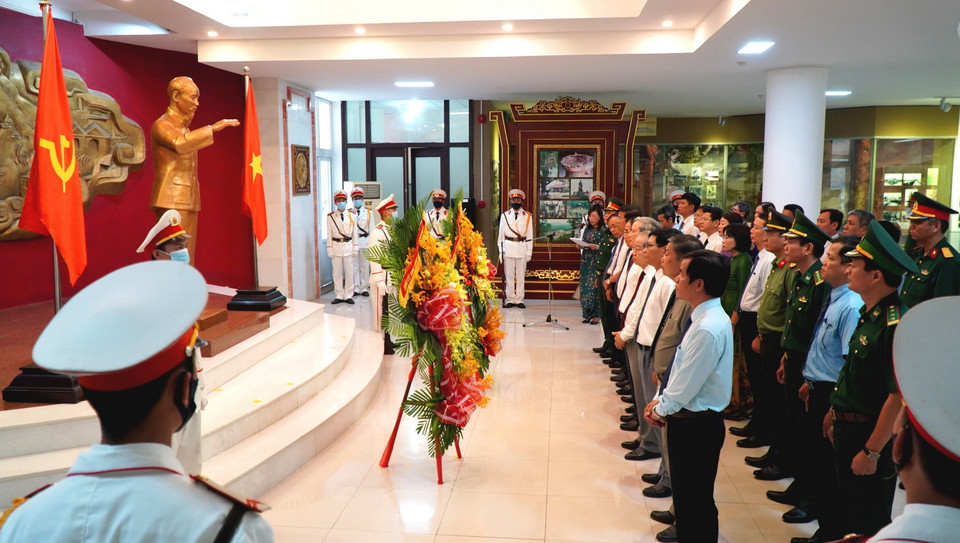 Tỉnh Thừa Thiên-Huế long trọng tổ chức Lễ dâng hoa lên Chủ tịch Hồ Chí Minh tại Bảo tàng Hồ Chí Minh Thừa Thiên-Huế. (Ảnh: Tường Vi/TTXVN)