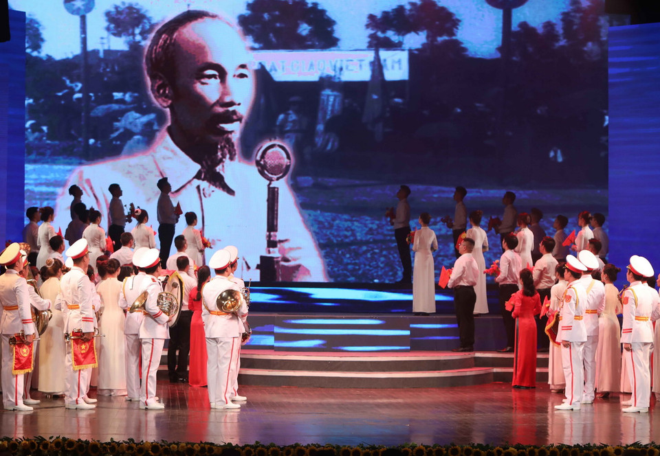 Một tiết mục trong chương trình nghệ thuật đặc biệt với chủ đề “Tổ quốc tôi chưa đẹp thế bao giờ.” (Ảnh: Thanh Tùng/TTXVN)