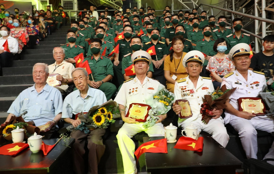 Các nhân chứng lịch sử được tặng Kỷ niệm chương 'Lời thề độc lập' tại chương trình. (Ảnh: Văn Điệp/TTXVN)