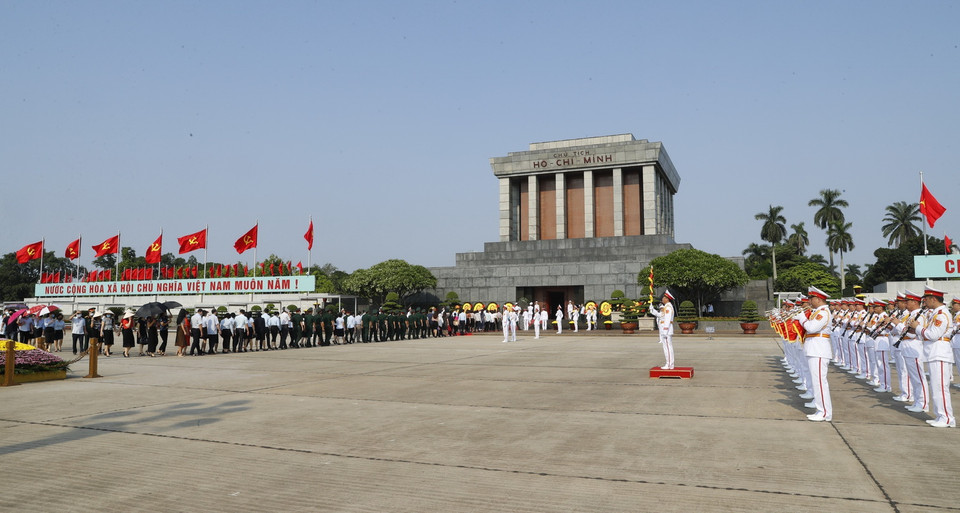Nhân kỷ niệm 75 năm Quốc khánh 2/9 (2/9/1945-2/9/2020), Đoàn đại biểu các bộ, ban ngành ở Trung ương và thành phố Hà Nội cùng đông đảo các tầng lớp nhân dân đến đặt vòng hoa và vào Lăng viếng Chủ tịch Hồ Chí Minh. (Ảnh: Doãn Tấn/TTXVN)