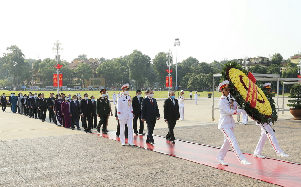 Các vị lãnh đạo, nguyên lãnh đạo Đảng, Nhà nước, Mặt trận Tổ quốc Việt Nam tới đặt vòng hoa, vào Lăng viếng Chủ tịch Hồ Chí Minh. (Ảnh: Doãn Tấn/TTXVN)