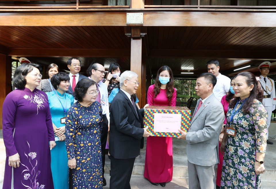  Tổng Bí thư, Chủ tịch nước Nguyễn Phú Trọng tặng quà cho cán bộ, nhân viên Khu Di tích Chủ tịch Hồ Chí Minh tại Phủ Chủ tịch. (Ảnh: Trí Dũng/TTXVN) 