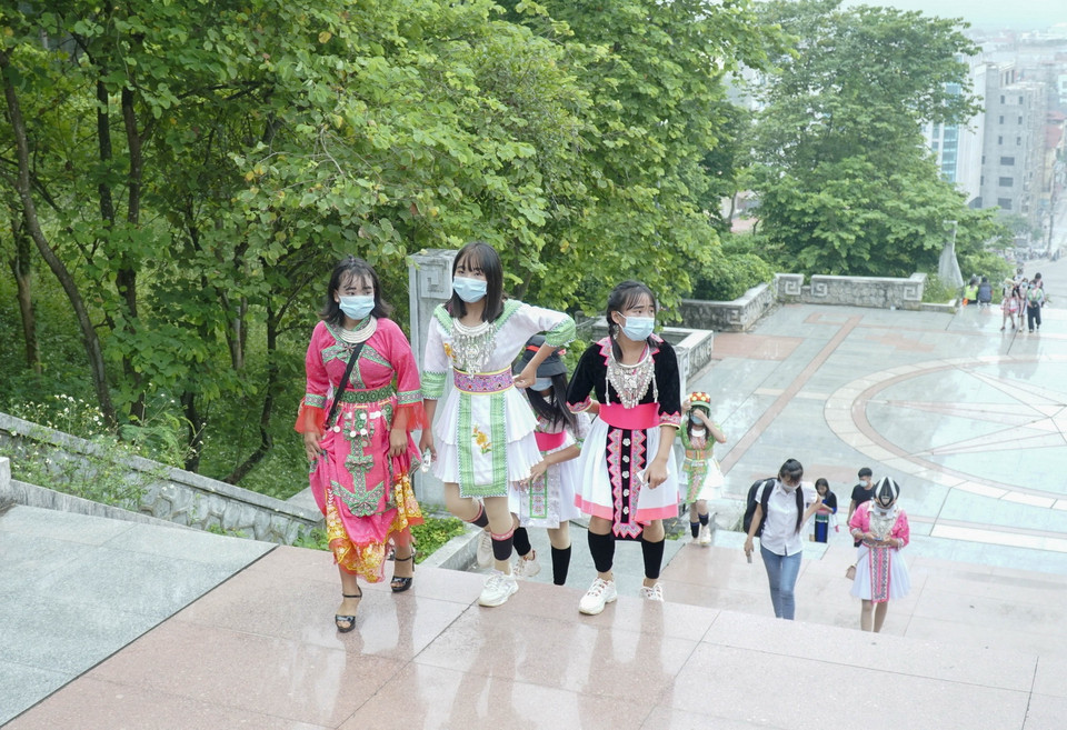 Người dân từ các địa phương trong tỉnh Điện Biên tập trung về khu vực Tượng đài Chiến thắng Điện Biên Phủ để vui Tết Độc lập. (Ảnh: Xuân Tư/TTXVN)