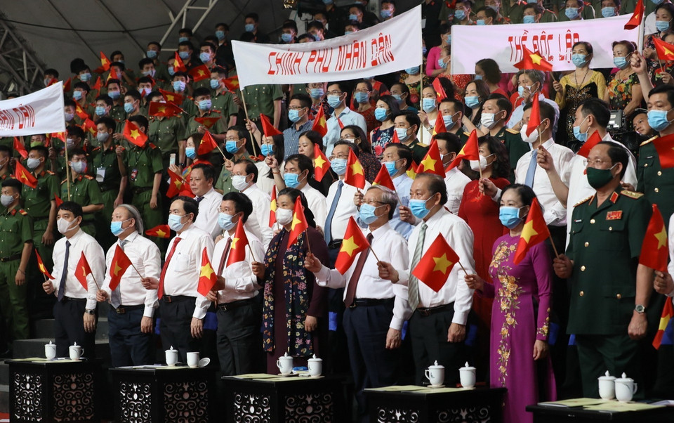  Các đại biểu hưởng ứng Chương trình đặc biệt mừng Quốc khánh 2/9: 'Lời thề độc lập.' (Ảnh: Văn Điệp/TTXVN)