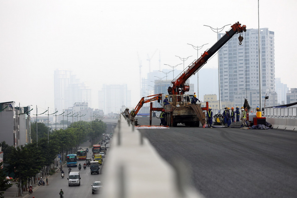 Các nhà thầu đang tranh thủ thời tiết thuận lợi để hoàn tất phần thi công xây dựng trong tháng Chín này, hoàn thành mọi hạng mục vào ngày 30/9 và sẵn sàng thông xe trước ngày 10/10. (Ảnh: Huy Hùng/TTXVN)
