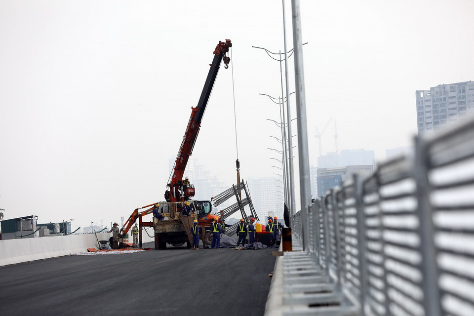 Lắp dải phân cách trên tuyến đường. (Ảnh: Huy Hùng/TTXVN)