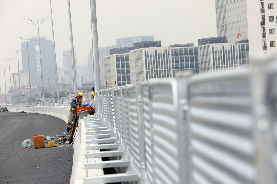 Lắp đặt dải phân cách trên tuyến. (Ảnh: Huy Hùng/TTXVN)