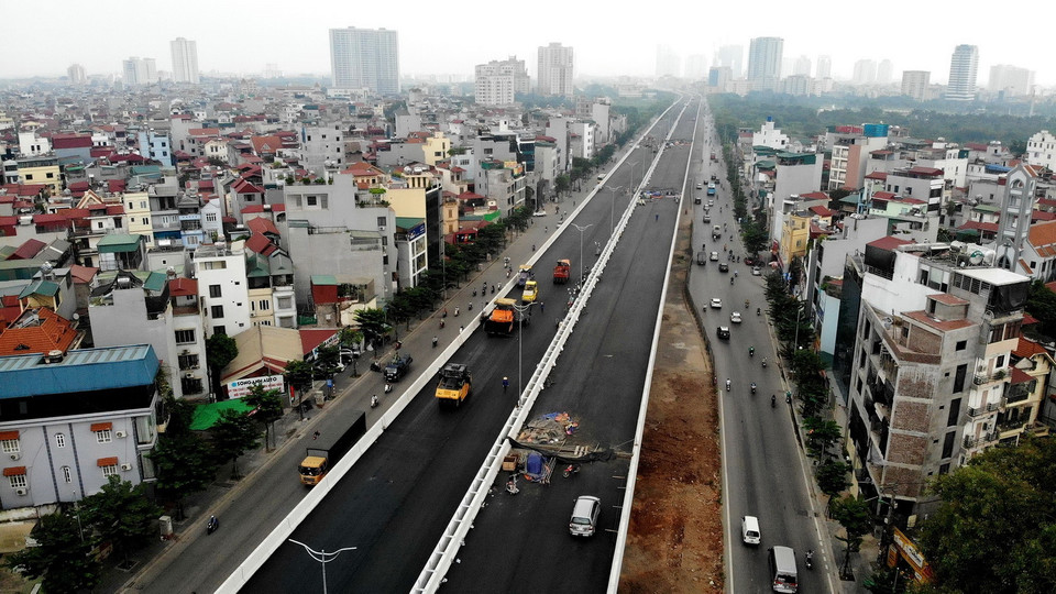 Các nhà thầu đang đẩy nhanh tiến độ thảm bêtông nhựa đường tại gói thầu số 1. (Ảnh: Danh Lam/TTXVN)