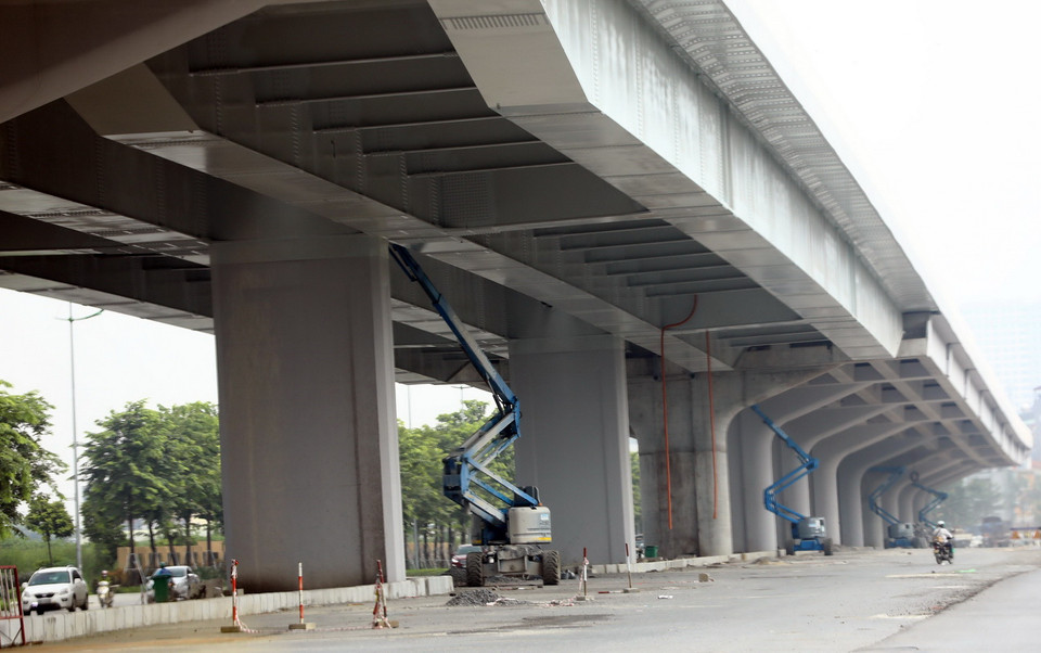 Thi công hoàn thiện phần kết cấu dưới của tuyến cầu cạn. (Ảnh: Huy Hùng/TTXVN)